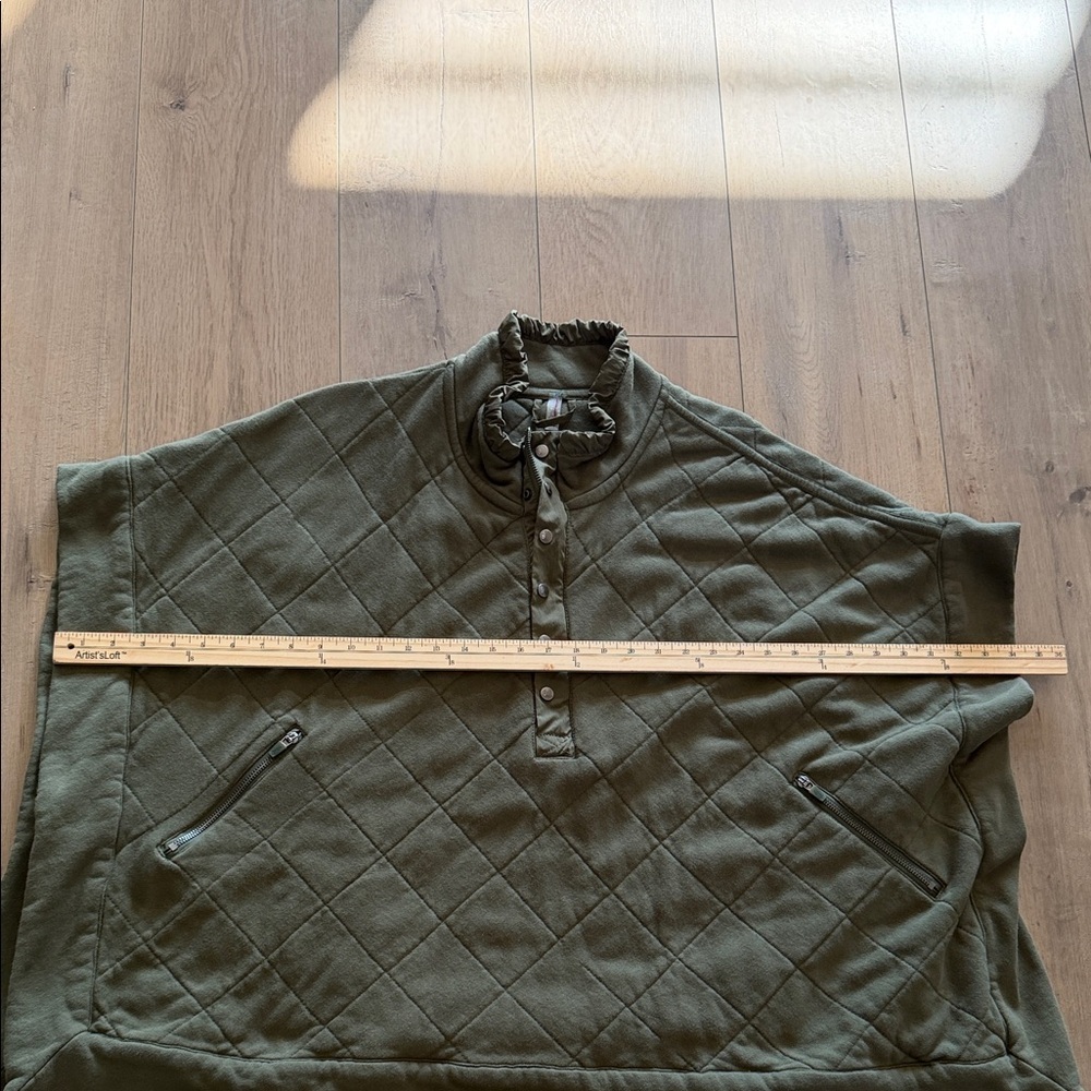 Free People Pick Me Up Poncho Olive Green Quilted Women's Cape Size M Pockets - Picture 13 of 15